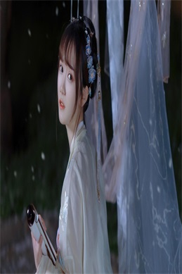 俄罗斯美女人体影像-自然之美与艺术表达