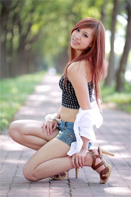 美女和男友在一起怼怼怼欣赏APP-情侣怼怼互动APP到底值不值得下载
